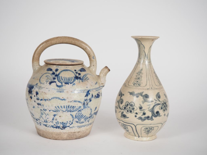 Chine, XXe siècle  Lot comprenant, une verseuse en céramique et émail 