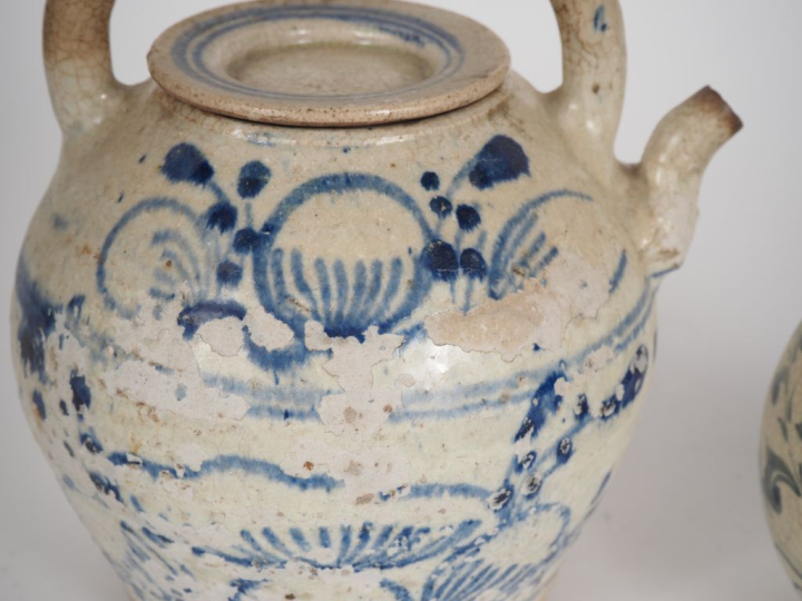 Chine, XXe siècle  Lot comprenant, une verseuse en céramique et émail 