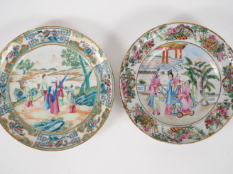 Vente aux enchères Chine, vers 1900 Deux assiettes en porcelaine de Canton en porcelaine 