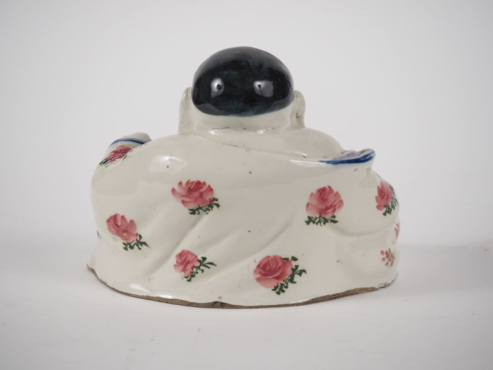 Chine, vers 1900  Statuette en biscuit et émaux polychrome, représenta