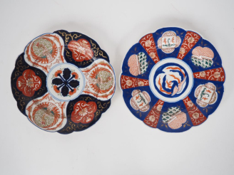 Vente aux enchères Japon, vers 1900 Deux assiettes floriformes en porcelaine d’imari, à d
