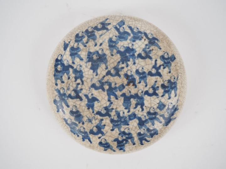 Chine, vers 1900 Boîte circulaire couverte en porcelaine craquelée bei