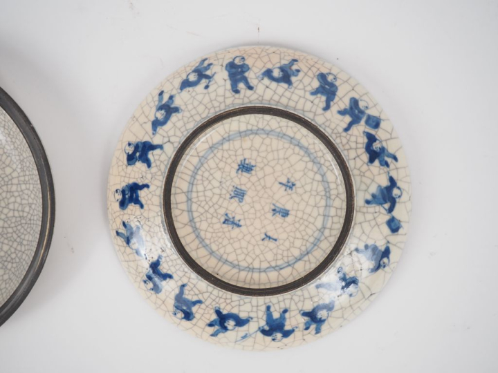 Chine, vers 1900 Boîte circulaire couverte en porcelaine craquelée bei