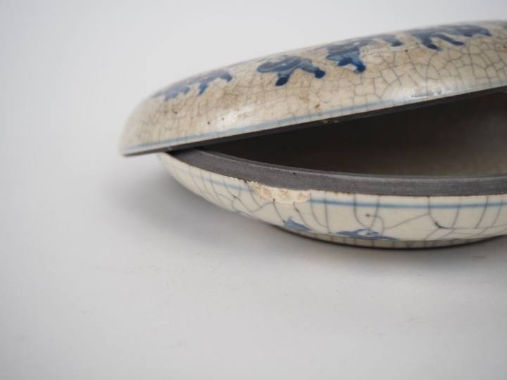 Chine, vers 1900 Boîte circulaire couverte en porcelaine craquelée bei
