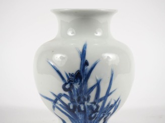 Vente aux enchères Japon, période Meiji, vers 1880 Vase globulaire en porcelaine blanche,
