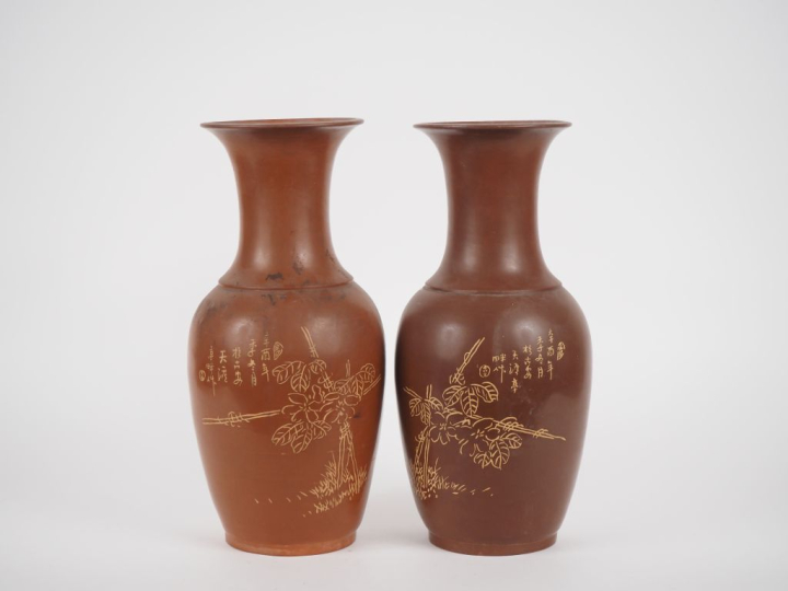 Chine, XXe siècle  Paire de vases balustres en grès de yixing, à décor