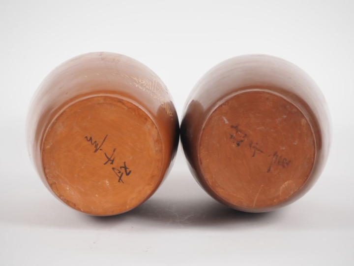 Chine, XXe siècle  Paire de vases balustres en grès de yixing, à décor