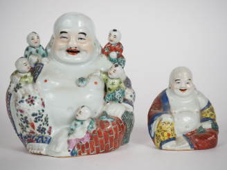 Vente aux enchères Chine, vers 1920-1930 Deux statuettes en porcelaine et émaux de style 
