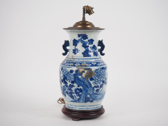 Vente aux enchères Chine, vers 1880-1900 Vase balustre en porcelaine bleu blanc, à décor 