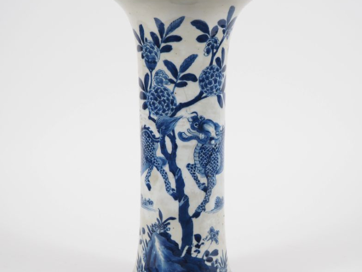 Chine, XIXe siècle Vase cornet en porcelaine blanche, à décor en bleu 