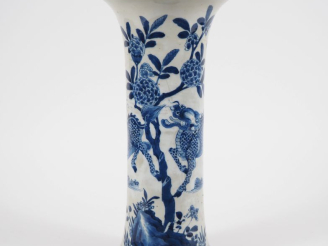 Vente aux enchères Chine, XIXe siècle Vase cornet en porcelaine blanche, à décor en bleu 