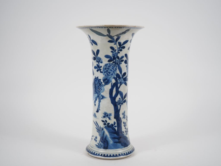 Chine, XIXe siècle Vase cornet en porcelaine blanche, à décor en bleu 