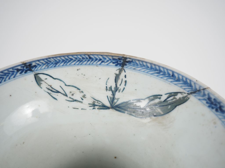 Chine, XIXe siècle Vase cornet en porcelaine blanche, à décor en bleu 