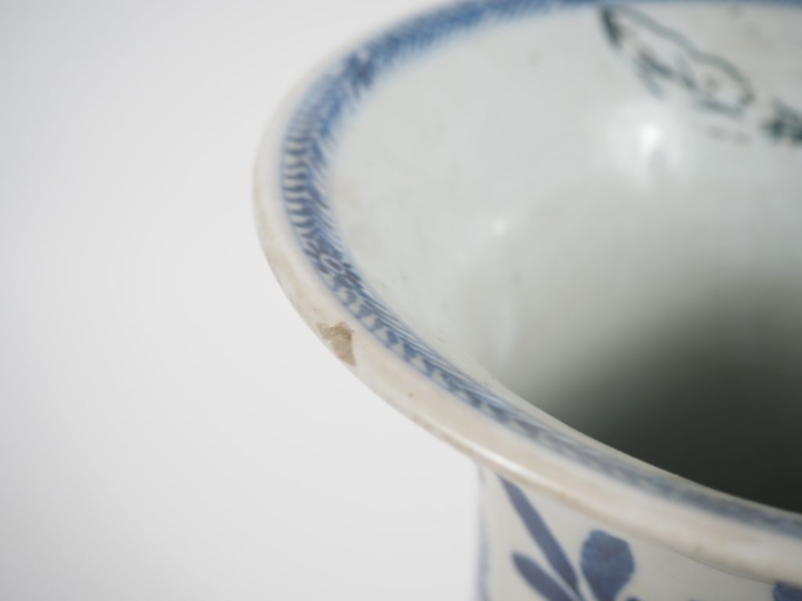 Chine, XIXe siècle Vase cornet en porcelaine blanche, à décor en bleu 