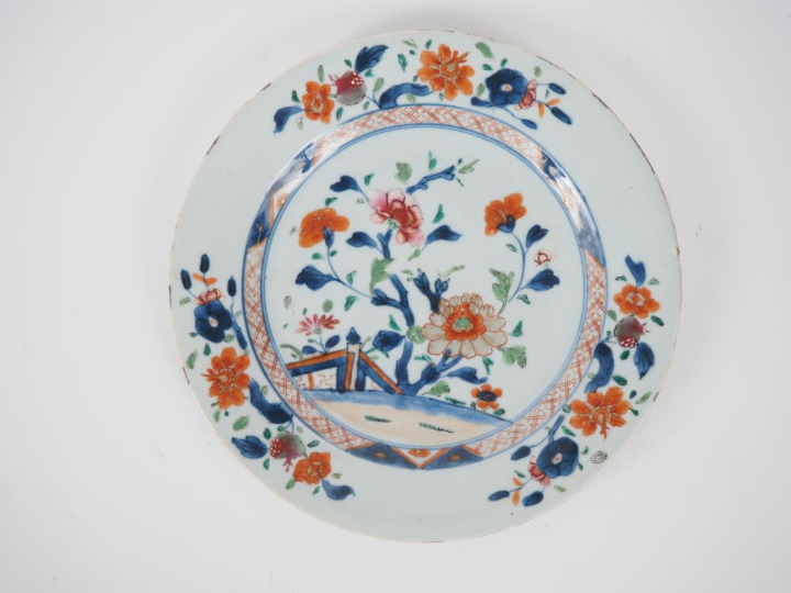 Chine, Compagnie des Indes, XVIIIe siècle  Assiette en porcelaine et é