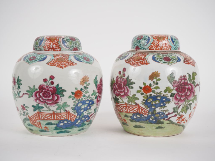 Travail européen, dans le goût chinois Paire de pots à gingembre en po