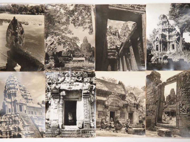 Cambodge, Lot comprenant trente photos en noir et blanc, légendées au 