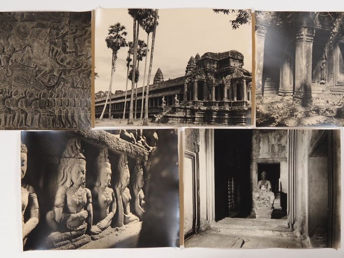 Cambodge, Lot comprenant trente photos en noir et blanc, légendées au 