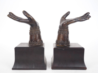 Vente aux enchères Tibet, Népal début XXe siècle,  Deux mains en cuivre ornées de motifs 