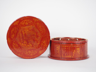 Vente aux enchères Birmanie, vers 1900 Boîte circulaire en laque rouge, à décor de scènes