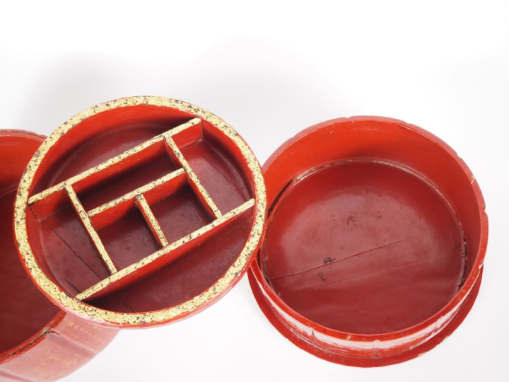 Birmanie, vers 1900 Boîte circulaire en laque rouge, à décor de scènes