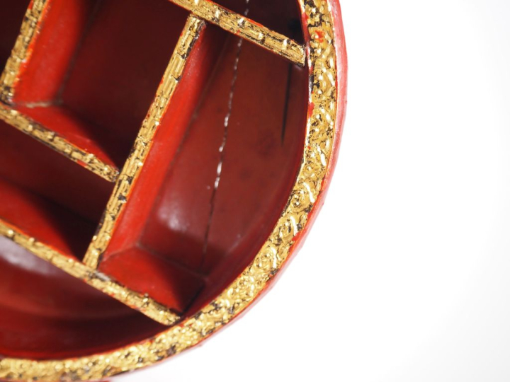 Birmanie, vers 1900 Boîte circulaire en laque rouge, à décor de scènes