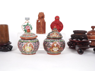 Vente aux enchères Siam et Chine Lot d’objets divers dont deux petits pots couverts en Be
