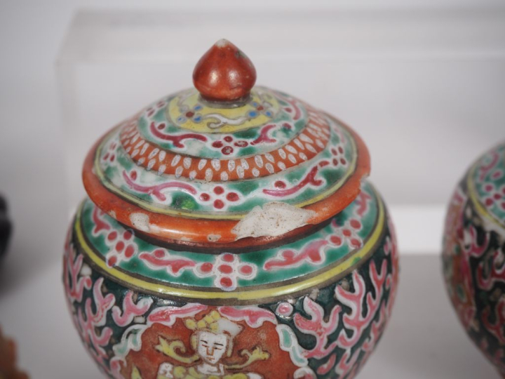 Siam et Chine Lot d’objets divers dont deux petits pots couverts en Be