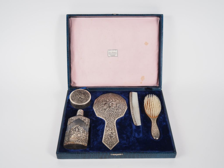 Cambodge, vers 1920  Coffret de voyage ou nécessaire de toilettes, con