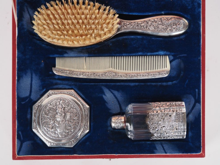 Cambodge, vers 1920  Coffret de voyage ou nécessaire de toilettes, con