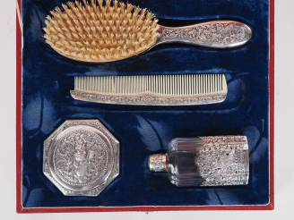 Vente aux enchères Cambodge, vers 1920  Coffret de voyage ou nécessaire de toilettes, con