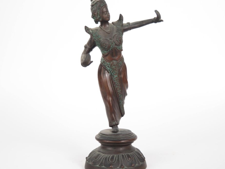 Cambodge, XXe siècle  Sujet en bronze, représentant une danseuse debou