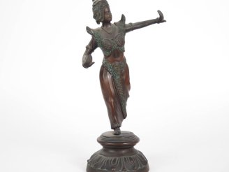 Vente aux enchères Cambodge, XXe siècle  Sujet en bronze, représentant une danseuse debou