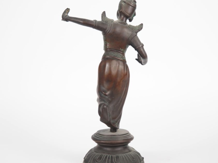 Cambodge, XXe siècle  Sujet en bronze, représentant une danseuse debou