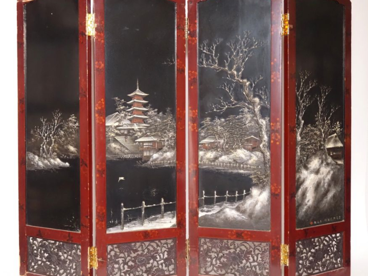 Japon, vers 1920 Paravent à quatre feuilles en bois laqué, à décor en 
