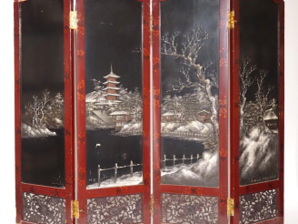 Vente aux enchères Japon, vers 1920 Paravent à quatre feuilles en bois laqué, à décor en 