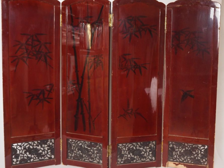 Japon, vers 1920 Paravent à quatre feuilles en bois laqué, à décor en 