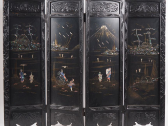 Vente aux enchères Japon, vers 1900 Paravent à quatre feuilles en bois laqué et incrusté 