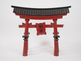 Vente aux enchères Japon Torii, portique de temple, en bois laqué brun et rouge.  Dim. 54