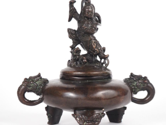 Vente aux enchères Chine, vers 1900 Brûle-parfum reposant sur trois têtes de lions, en br