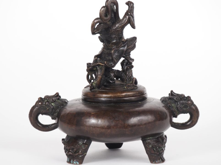 Chine, vers 1900 Brûle-parfum reposant sur trois têtes de lions, en br