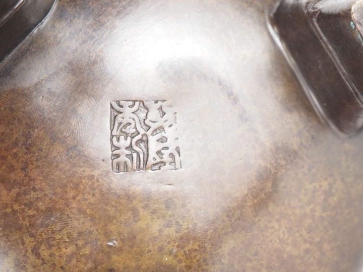 Chine, vers 1900 Brûle-parfum reposant sur trois têtes de lions, en br