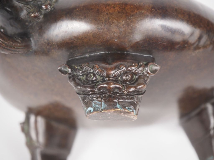 Chine, vers 1900 Brûle-parfum reposant sur trois têtes de lions, en br