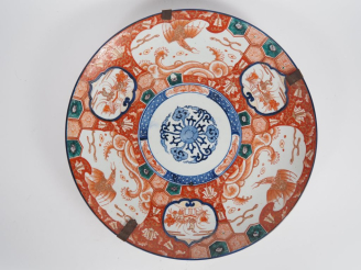 Vente aux enchères Japon, vers 1920 Grand plat en porcelaine d’imari, à décor d’oiseaux, 