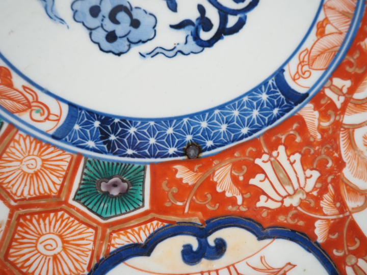 Japon, vers 1920 Grand plat en porcelaine d’imari, à décor d’oiseaux, 