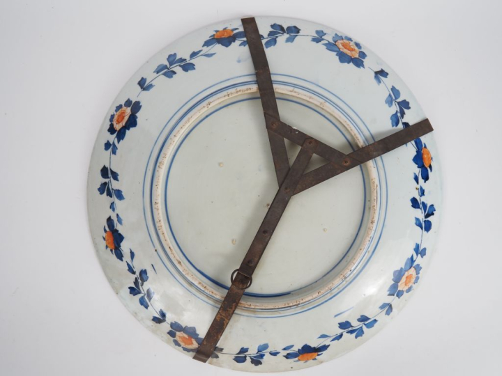 Japon, vers 1920 Grand plat en porcelaine d’imari, à décor d’oiseaux, 