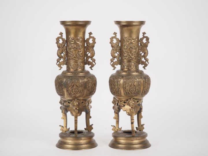 Japon, vers 1920 Paire de grands vases reposant sur trois pieds en for