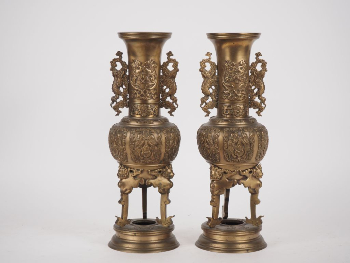 Japon, vers 1920 Paire de grands vases reposant sur trois pieds en for