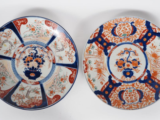 Vente aux enchères Japon, vers 1920 Deux grands plats en porcelaine d’imari, à décor de j