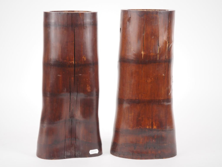 Japon, vers 1920 Paire de grands vases cylindriques en bambou, à décor